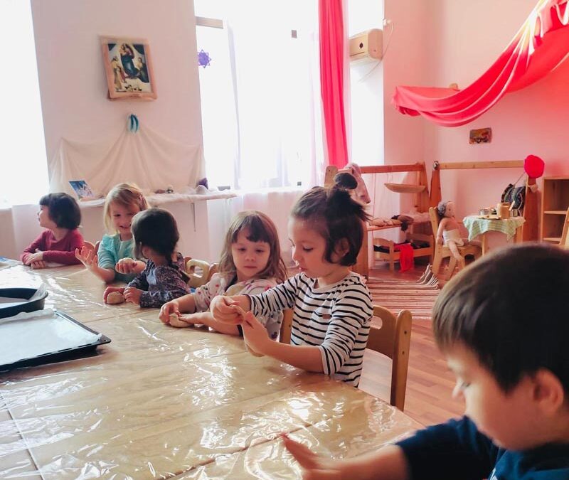 Ritmul în grădinițele Waldorf. Inspirație, expirație și structura zilnică în dezvoltarea timpurie